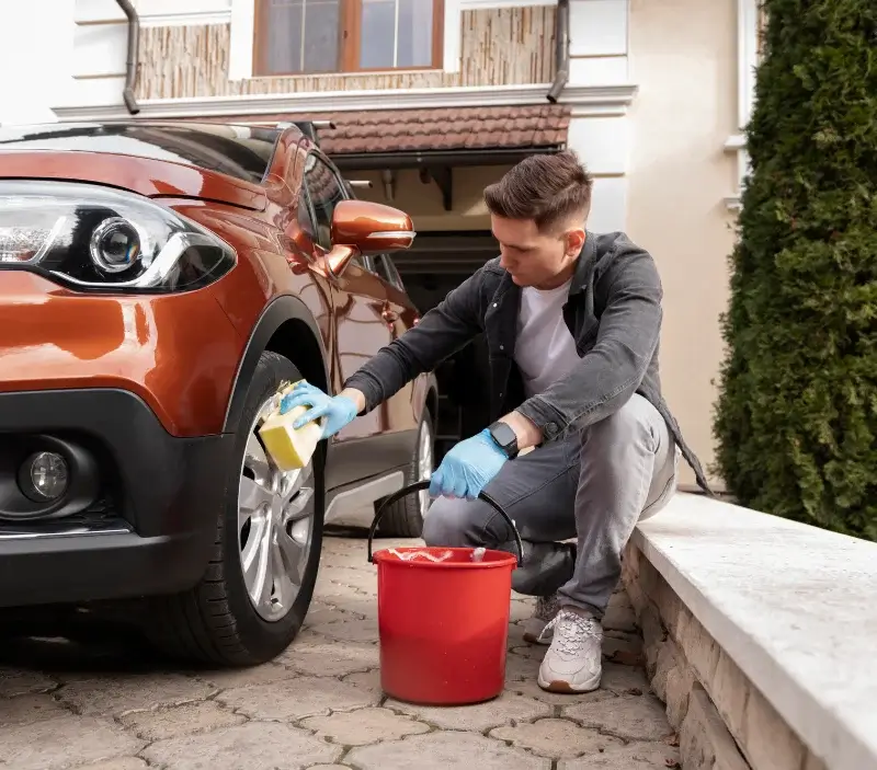 Lavage auto à domicile Moustiers-Sainte-Marie : professionnel intervenant sur un véhicule